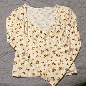 Cream floral design longsleeve medium top